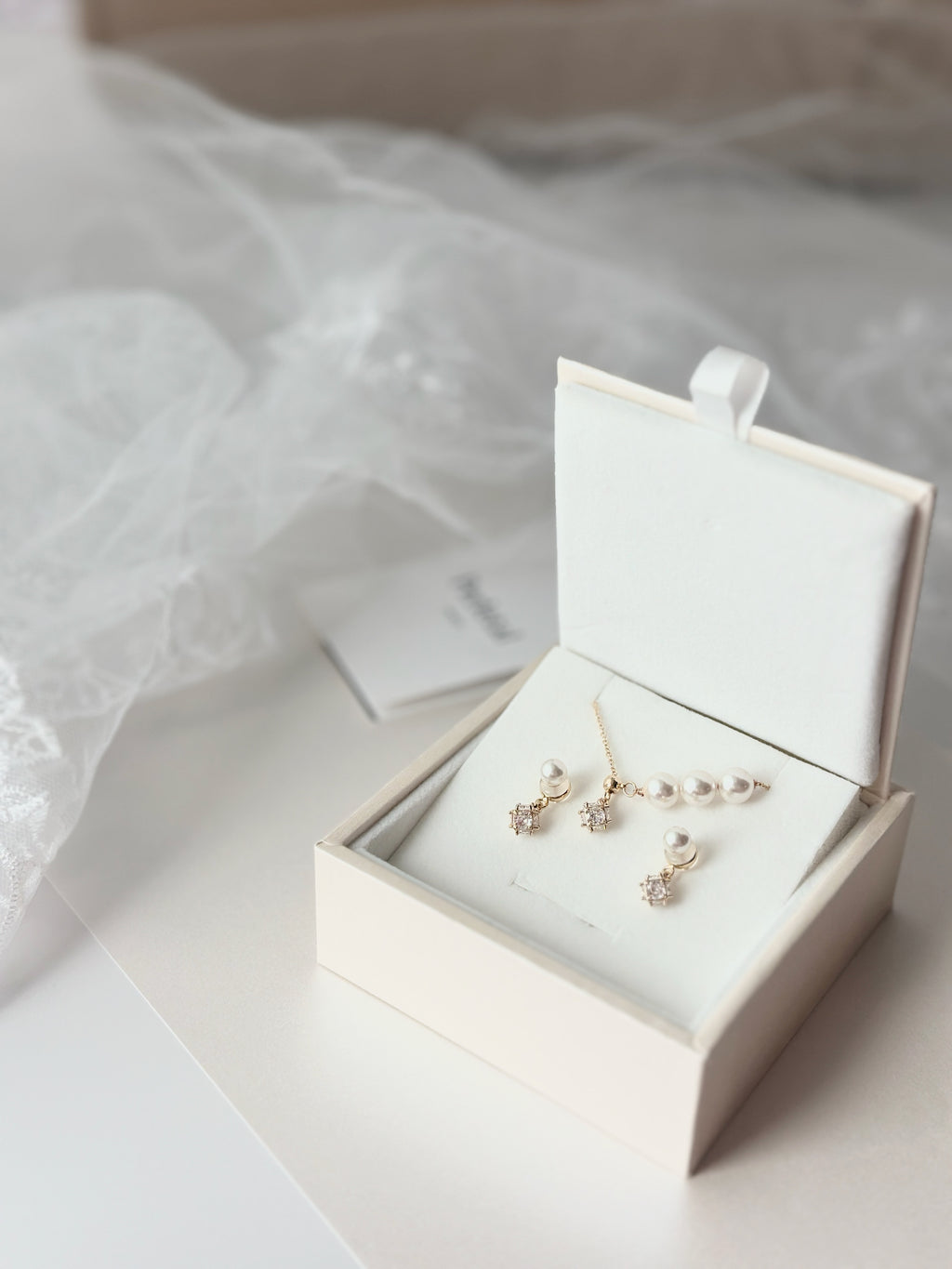 ⊹° 𝘓𝘶𝘮𝘪𝘯𝘰𝘶𝘴 𝘗𝘦𝘢𝘳𝘭𝘴 𝘌𝘢𝘳𝘳𝘪𝘯𝘨𝘴