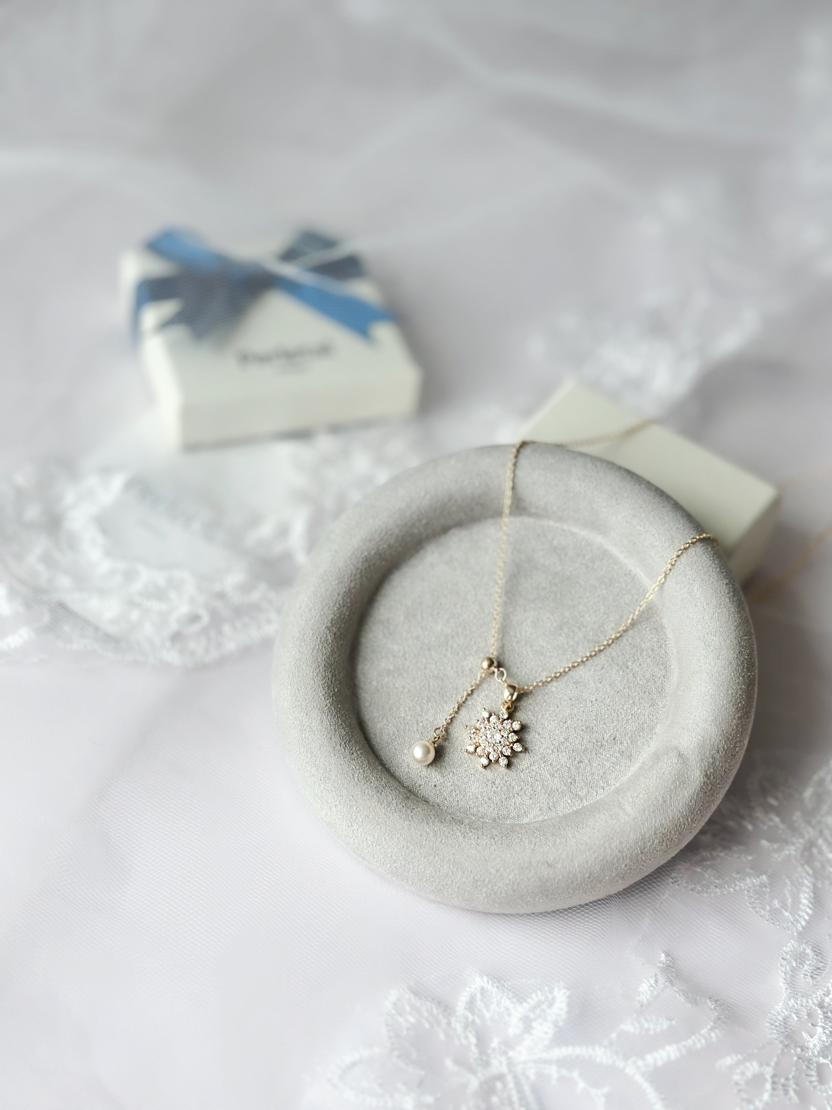 𝘚𝘯𝘰𝘸𝘧𝘭𝘢𝘬𝘦 𝘚𝘦𝘳𝘦𝘯𝘢𝘥𝘦 𝘕𝘦𝘤𝘬𝘭𝘢𝘤𝘦 ❄︎