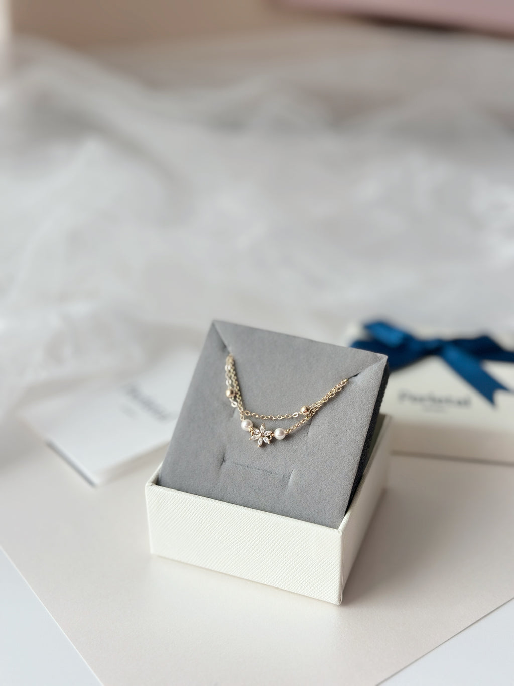 𝘌𝘭𝘦𝘨𝘢𝘯𝘵 𝘗𝘦𝘢𝘳𝘭 𝘉𝘭𝘰𝘰𝘮 𝘉𝘳𝘢𝘤𝘦𝘭𝘦𝘵