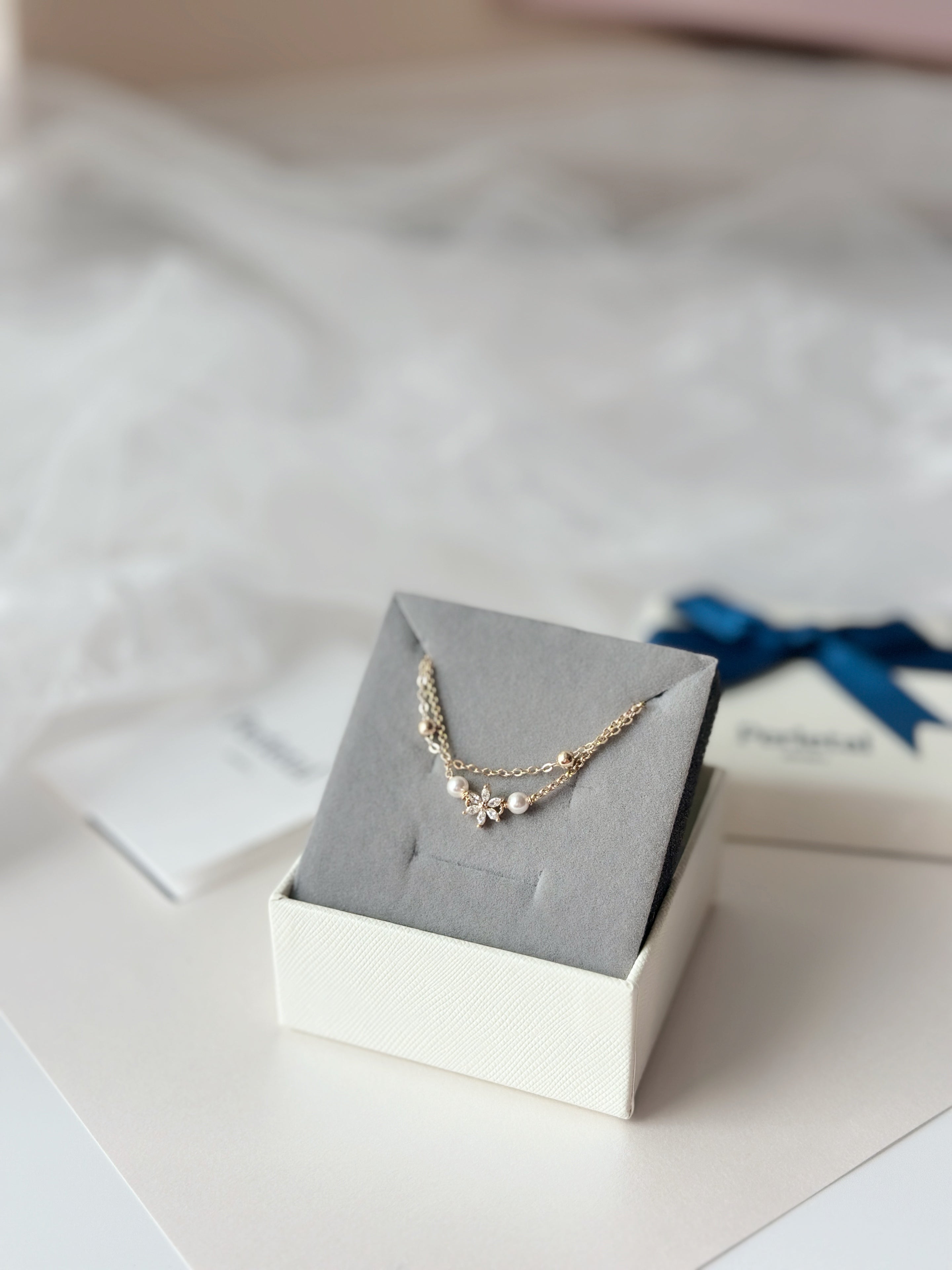 𝘌𝘭𝘦𝘨𝘢𝘯𝘵 𝘗𝘦𝘢𝘳𝘭 𝘉𝘭𝘰𝘰𝘮 𝘉𝘳𝘢𝘤𝘦𝘭𝘦𝘵