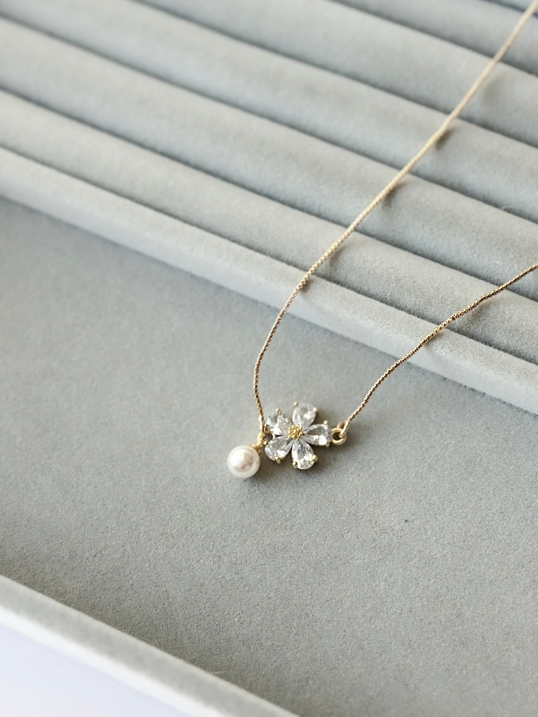 𝘈𝘻𝘶𝘳𝘦 𝘉𝘭𝘰𝘴𝘴𝘰𝘮 𝘕𝘦𝘤𝘬𝘭𝘢𝘤𝘦