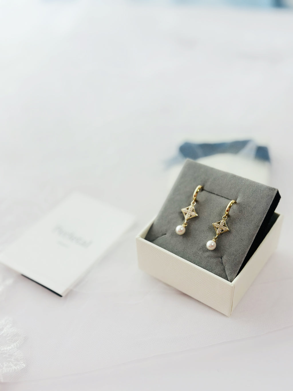 𝘍𝘰𝘶𝘳-𝘭𝘦𝘢𝘧 𝘗𝘦𝘢𝘳𝘭 𝘋𝘳𝘰𝘱𝘴