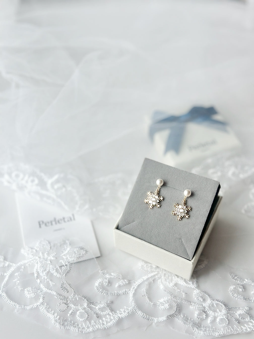 ❄︎𝘚𝘯𝘰𝘸𝘧𝘭𝘢𝘬𝘦 𝘚𝘦𝘳𝘦𝘯𝘢𝘥𝘦 𝘌𝘢𝘳𝘳𝘪𝘯𝘨𝘴