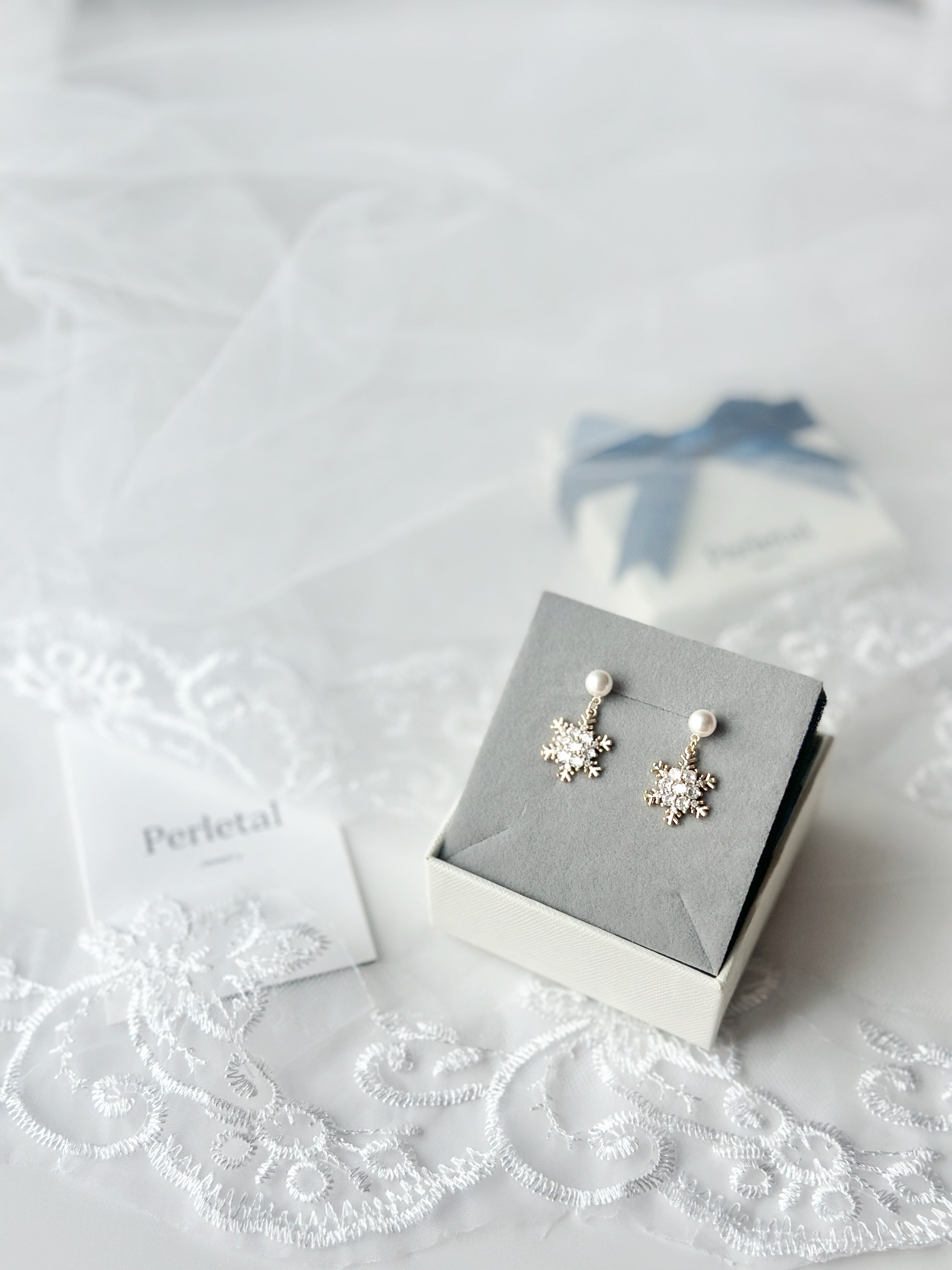 ❄︎𝘚𝘯𝘰𝘸𝘧𝘭𝘢𝘬𝘦 𝘚𝘦𝘳𝘦𝘯𝘢𝘥𝘦 𝘌𝘢𝘳𝘳𝘪𝘯𝘨𝘴