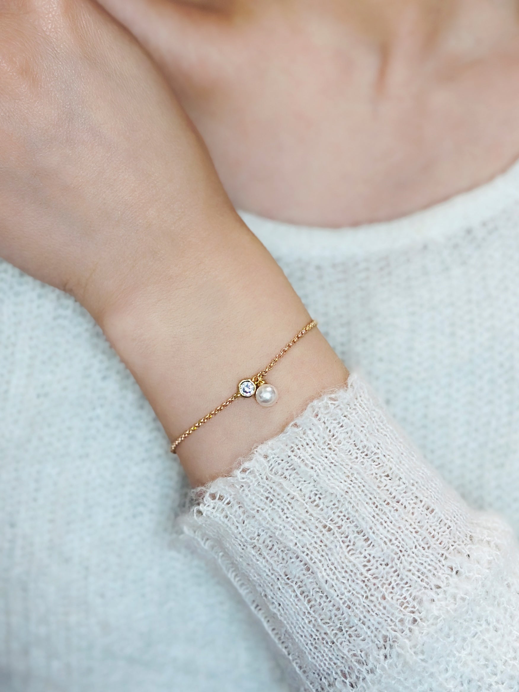 𝘓𝘪𝘨𝘩𝘵 𝘗𝘦𝘢𝘳𝘭 𝘉𝘳𝘢𝘤𝘦𝘭𝘦𝘵