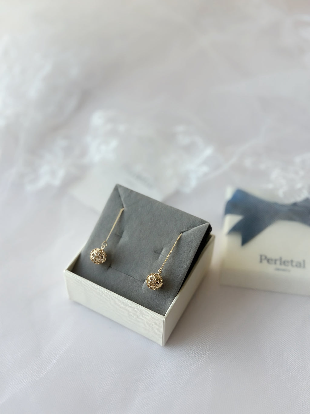 𝘎𝘰𝘭𝘥𝘦𝘯 𝘏𝘰𝘭𝘭𝘰𝘸 𝘡𝘪𝘳𝘤𝘰𝘯𝘪𝘢 𝘋𝘳𝘰𝘱𝘴