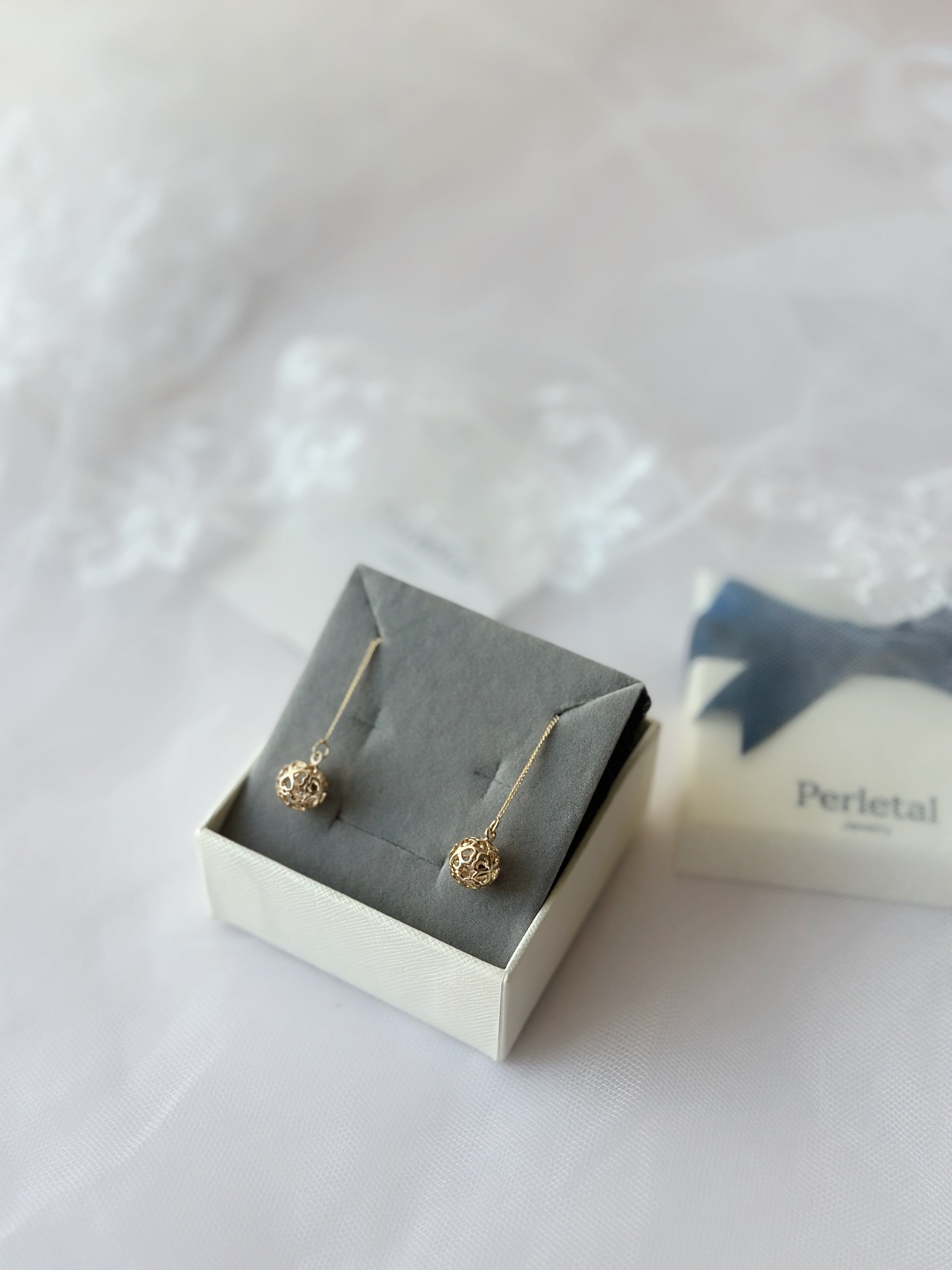 𝘎𝘰𝘭𝘥𝘦𝘯 𝘏𝘰𝘭𝘭𝘰𝘸 𝘡𝘪𝘳𝘤𝘰𝘯𝘪𝘢 𝘋𝘳𝘰𝘱𝘴