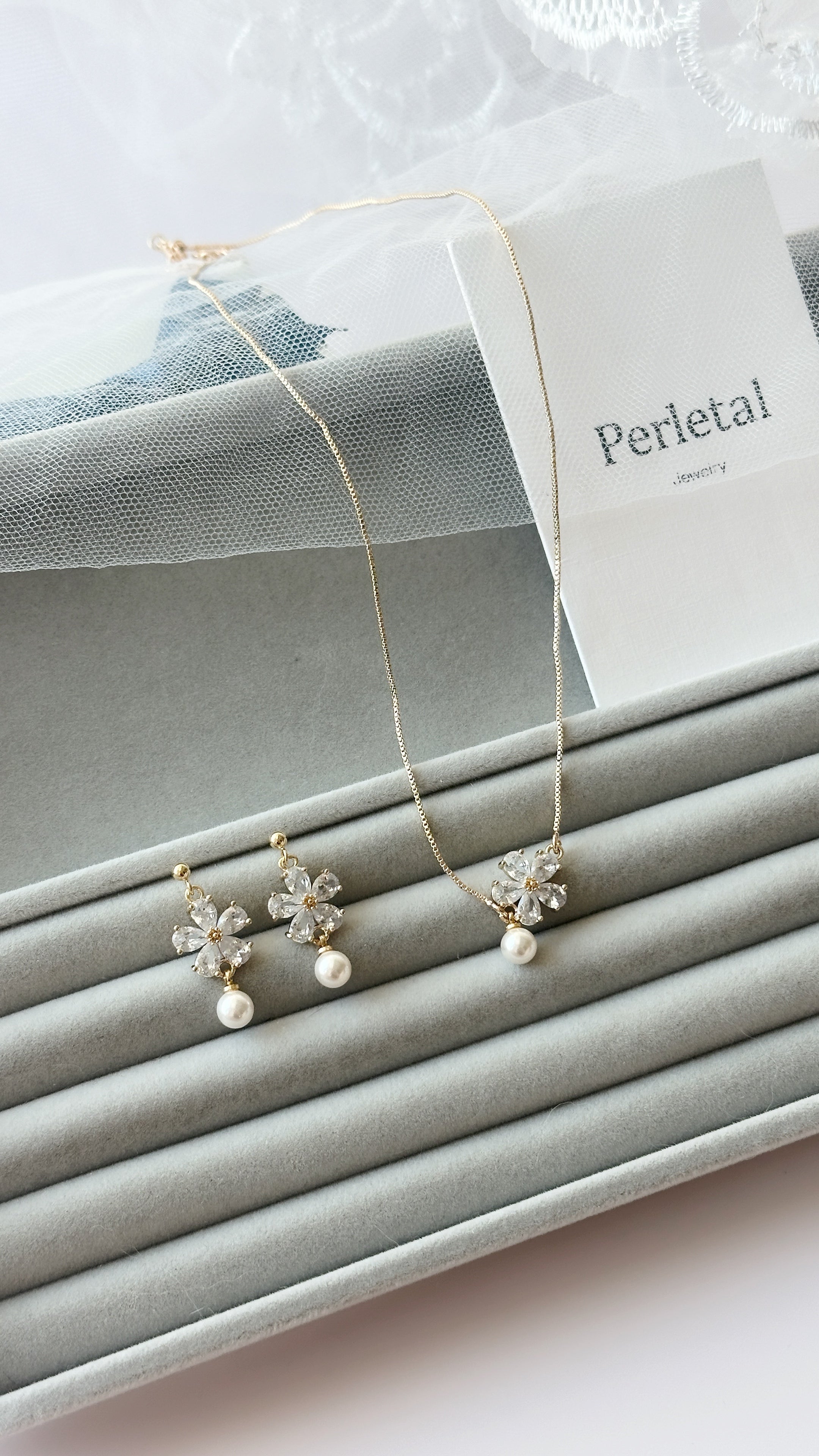 𝘈𝘻𝘶𝘳𝘦 𝘉𝘭𝘰𝘴𝘴𝘰𝘮 𝘌𝘢𝘳𝘳𝘪𝘯𝘨𝘴