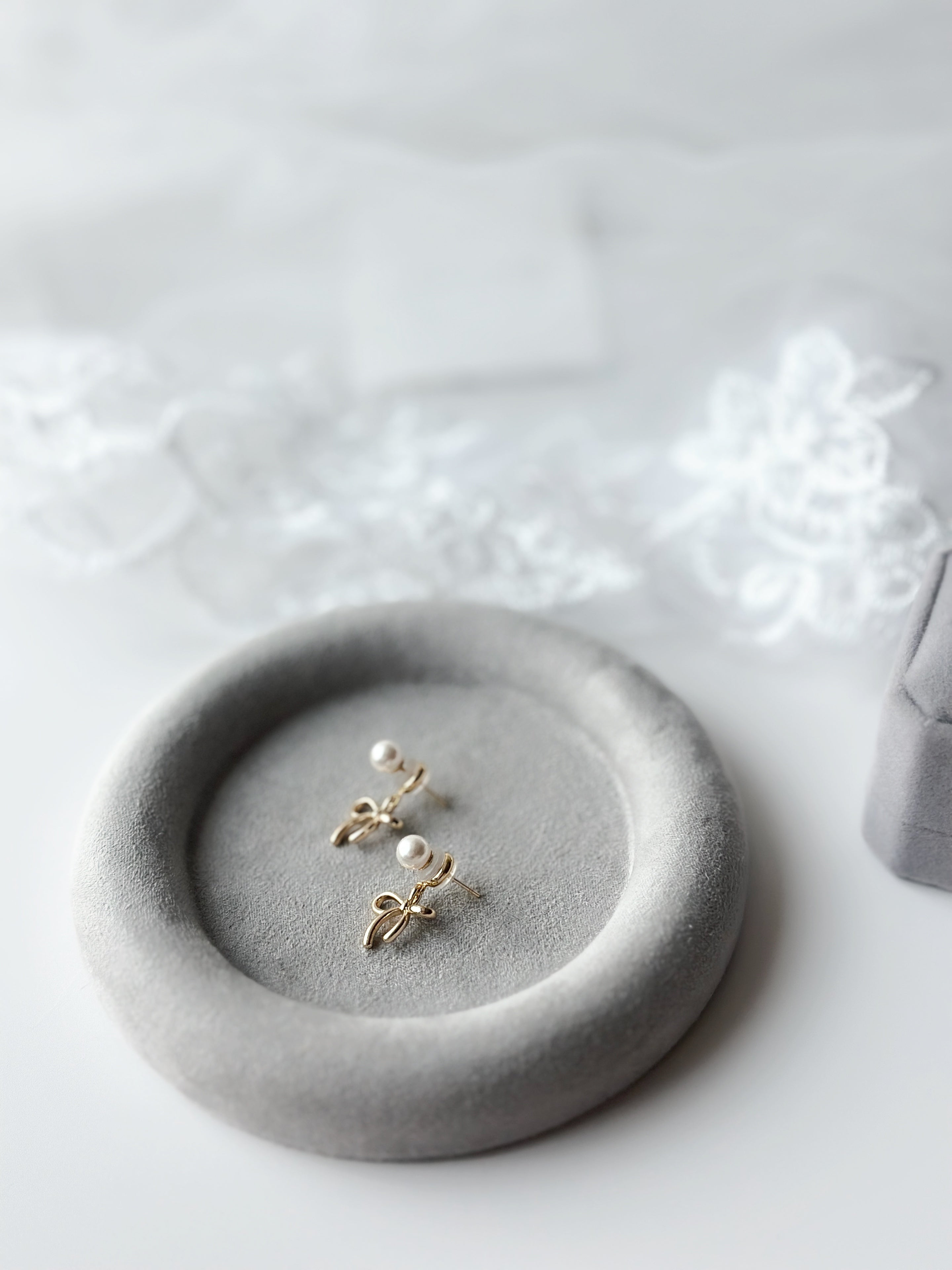 ⋆ 𝘗𝘦𝘢𝘳𝘭 𝘉𝘰𝘸 𝘍𝘳𝘰𝘯𝘵 𝘉𝘢𝘤𝘬 𝘌𝘢𝘳𝘳𝘪𝘯𝘨𝘴