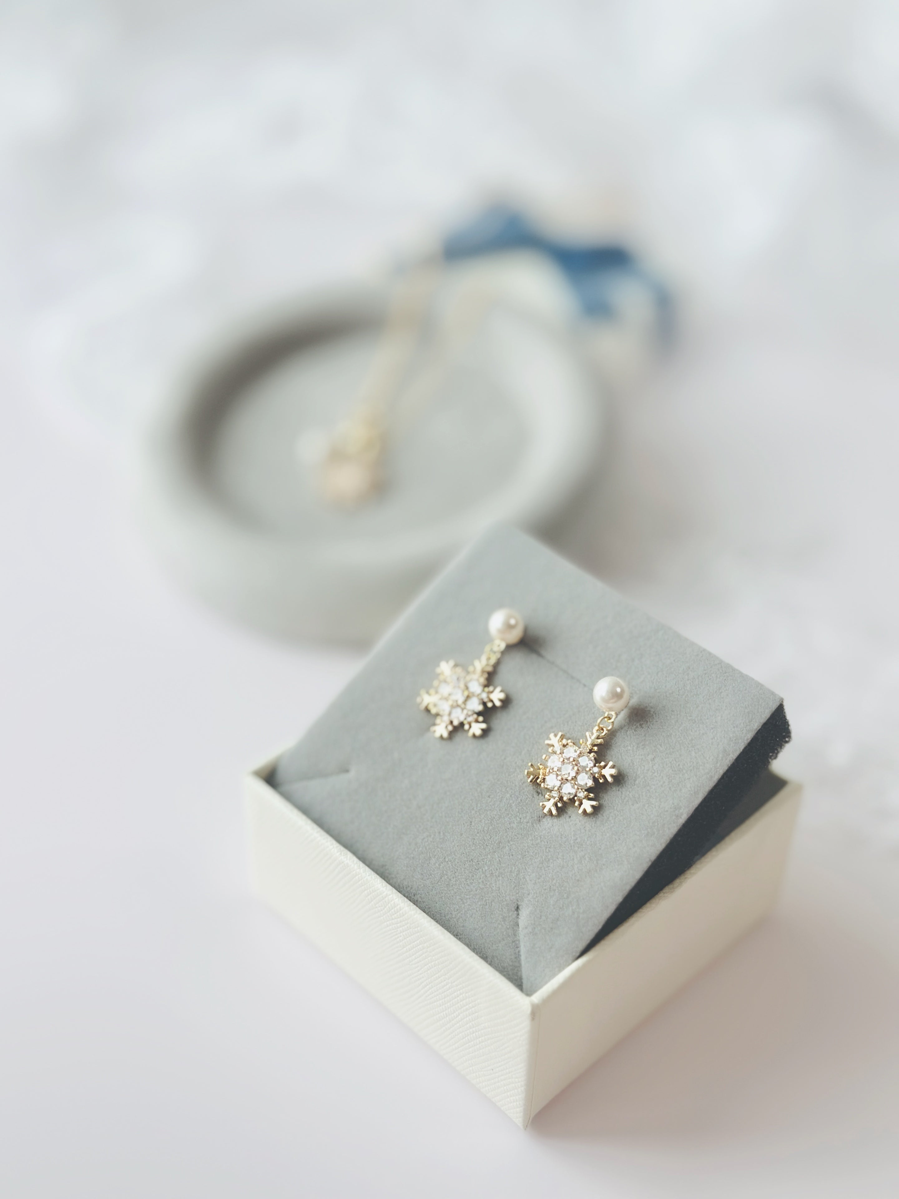 ❄︎𝘚𝘯𝘰𝘸𝘧𝘭𝘢𝘬𝘦 𝘚𝘦𝘳𝘦𝘯𝘢𝘥𝘦 𝘌𝘢𝘳𝘳𝘪𝘯𝘨𝘴