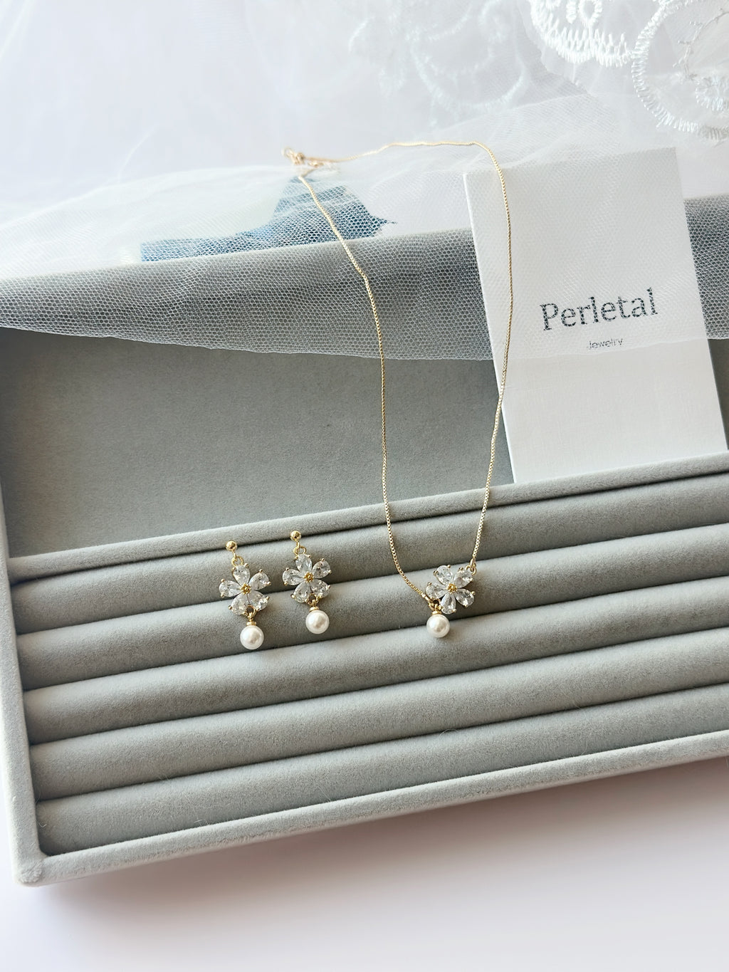 𝘈𝘻𝘶𝘳𝘦 𝘉𝘭𝘰𝘴𝘴𝘰𝘮 𝘌𝘢𝘳𝘳𝘪𝘯𝘨𝘴