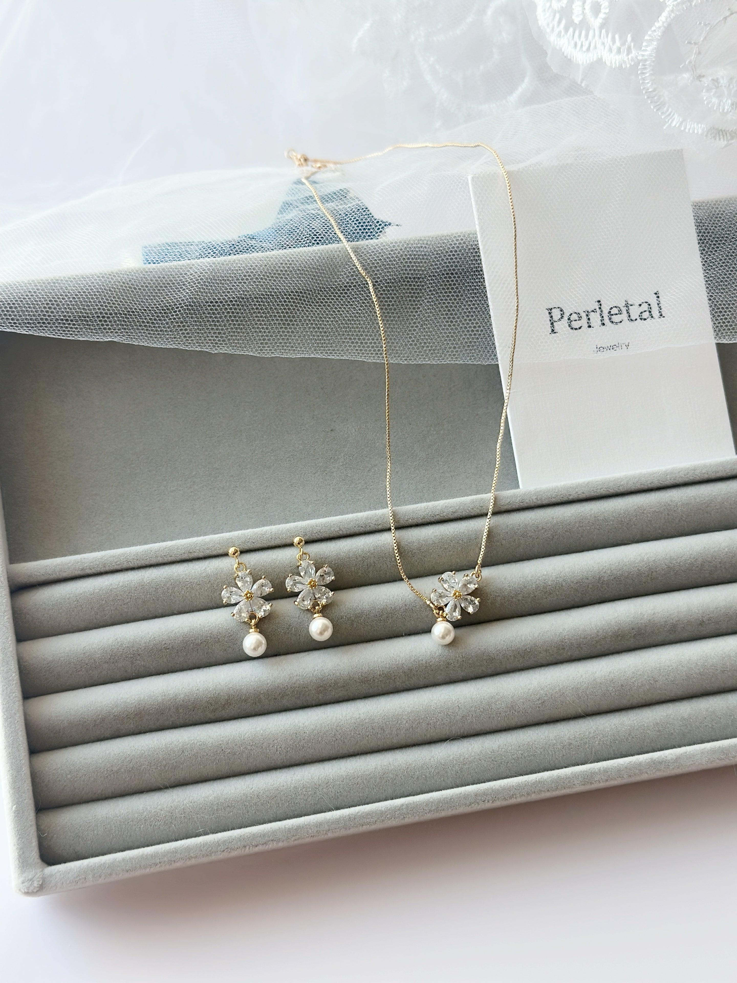 𝘈𝘻𝘶𝘳𝘦 𝘉𝘭𝘰𝘴𝘴𝘰𝘮 𝘌𝘢𝘳𝘳𝘪𝘯𝘨𝘴