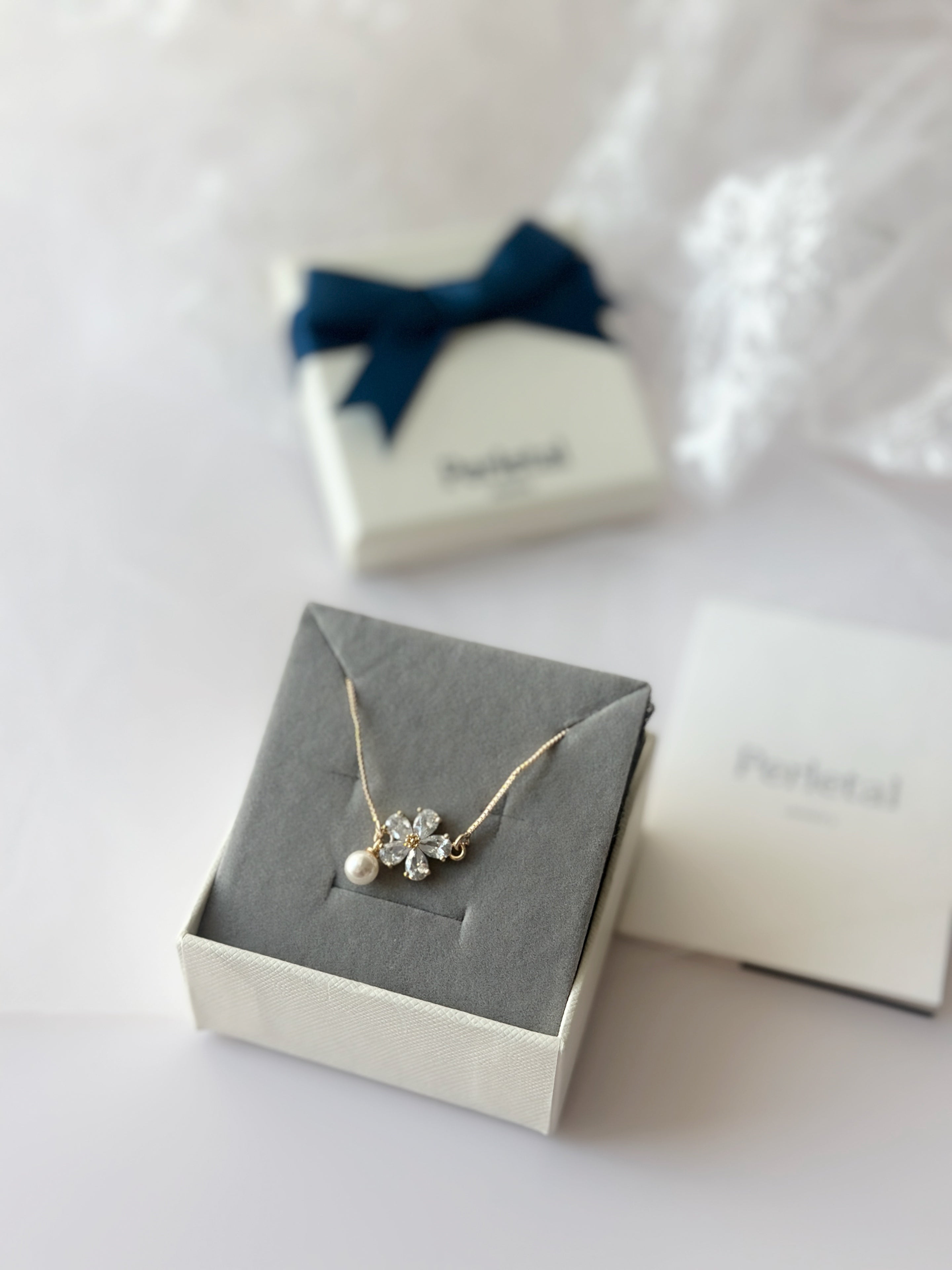 𝘈𝘻𝘶𝘳𝘦 𝘉𝘭𝘰𝘴𝘴𝘰𝘮 𝘕𝘦𝘤𝘬𝘭𝘢𝘤𝘦