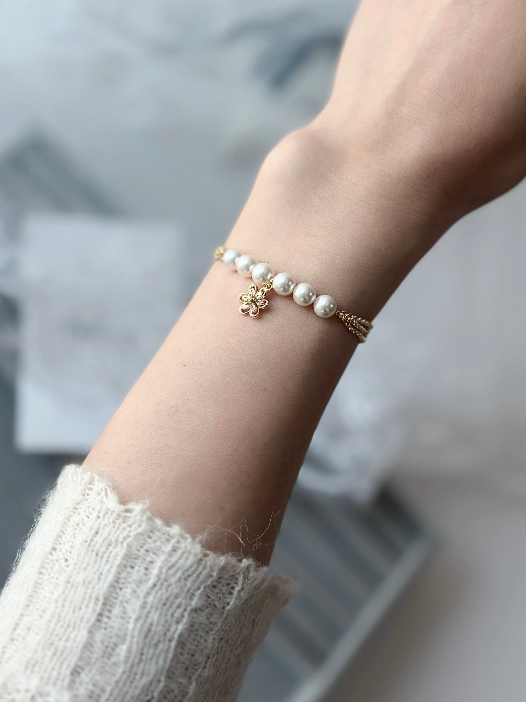 𝘉𝘭𝘰𝘰𝘮𝘪𝘯𝘨 𝘗𝘦𝘢𝘳𝘭 𝘉𝘳𝘢𝘤𝘦𝘭𝘦𝘵