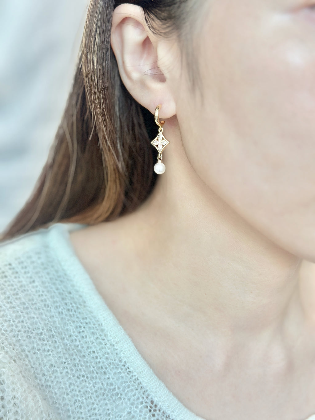 𝘍𝘰𝘶𝘳-𝘭𝘦𝘢𝘧 𝘗𝘦𝘢𝘳𝘭 𝘋𝘳𝘰𝘱𝘴