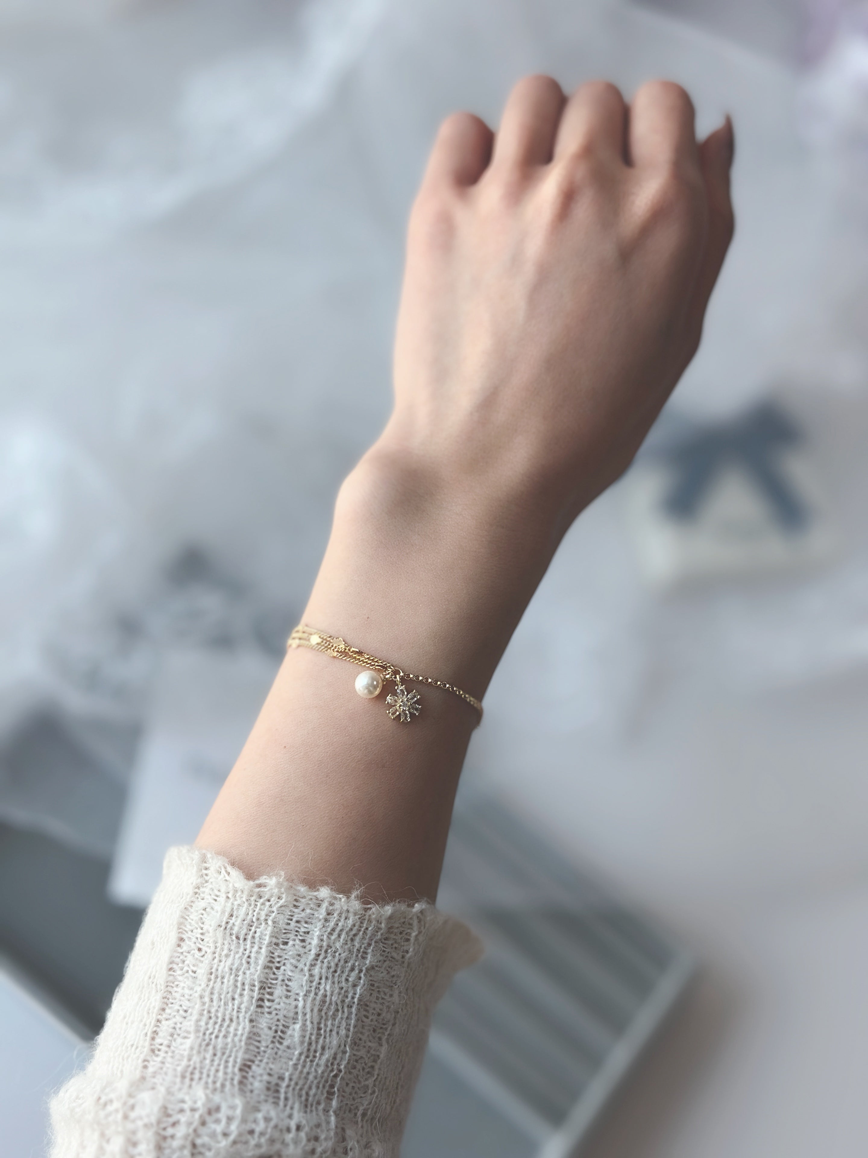 𝘚𝘯𝘰𝘸𝘭𝘪𝘨𝘩𝘵 𝘗𝘦𝘢𝘳𝘭 𝘉𝘳𝘢𝘤𝘦𝘭𝘦𝘵